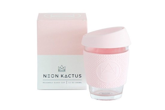 neon cactus kava so sebou sklo silikonovy obal "to go" pohár pohárik sklenený kaviareň káva čaj horúci nápoj