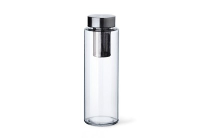 sklo sklenena flaša pure aqua voda napoj so sebou nezavadne simax cesky vyrobok kovove sitko luhovanie