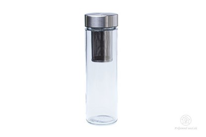 sklo sklenena flaša pure aqua voda napoj so sebou nezavadne simax cesky vyrobok kovove sitko luhovanie